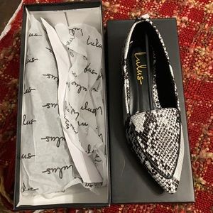 Pointed snake skin flats